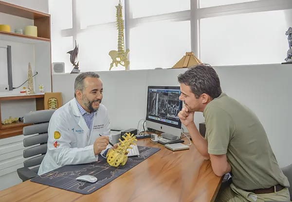 Dr Amrmando Mantecón Cirujano de Columna